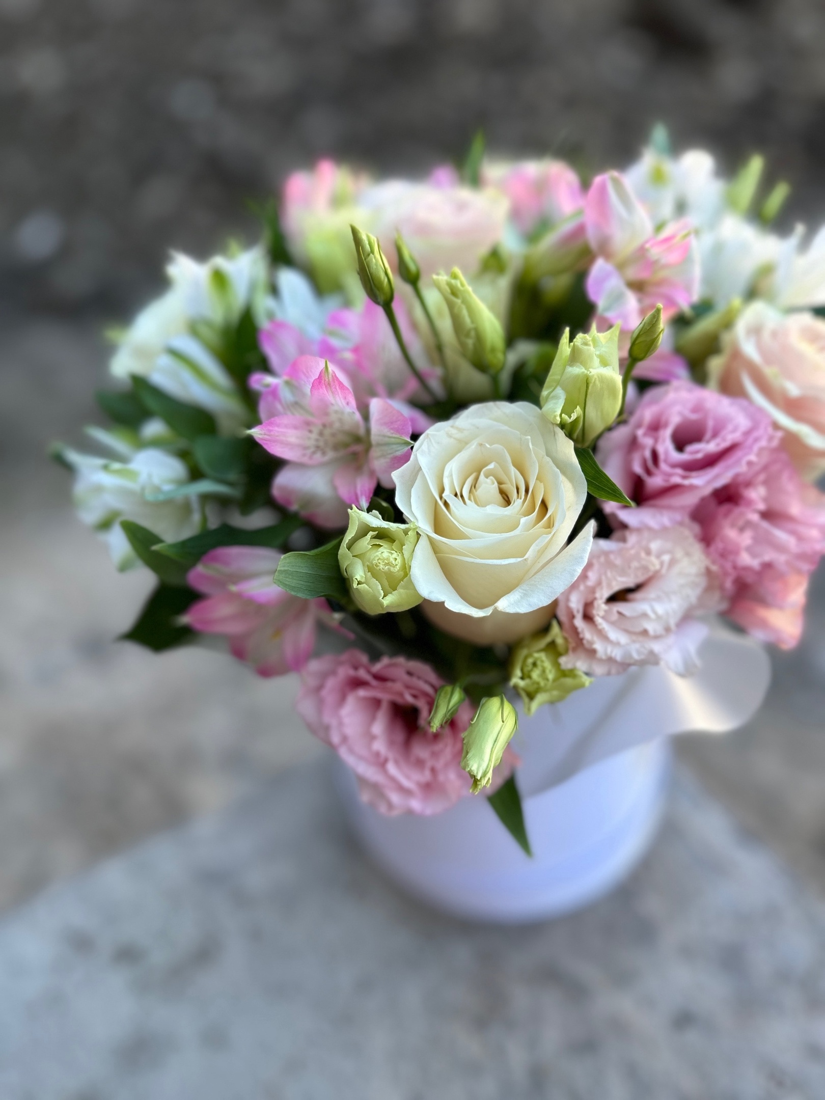 Корзинка из кустовых роз и пионовидных роз 