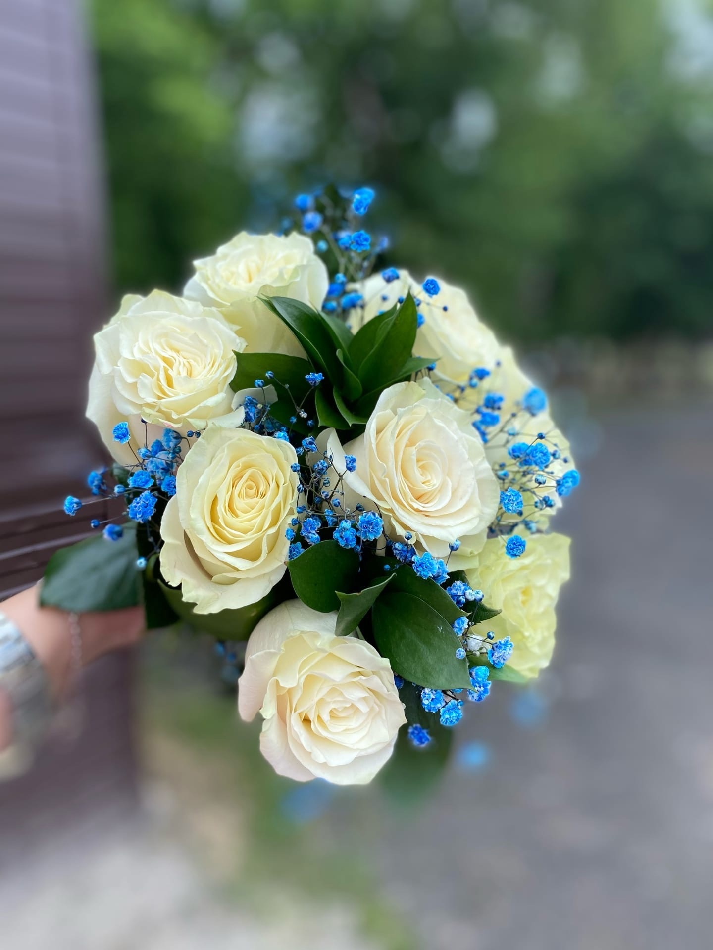 Букет из белых роз и гипсофил 