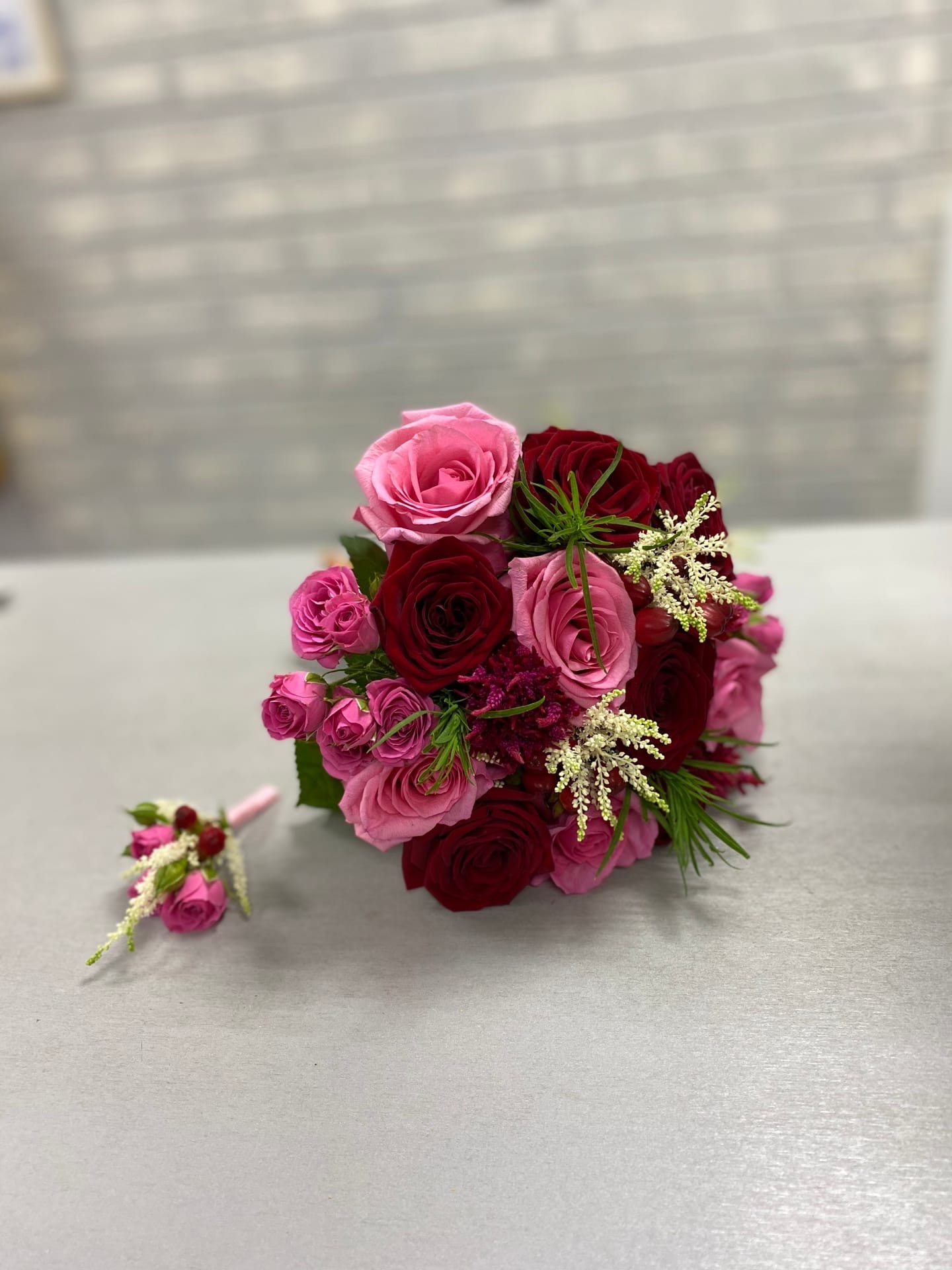 Букет из роз и кустовых роз 