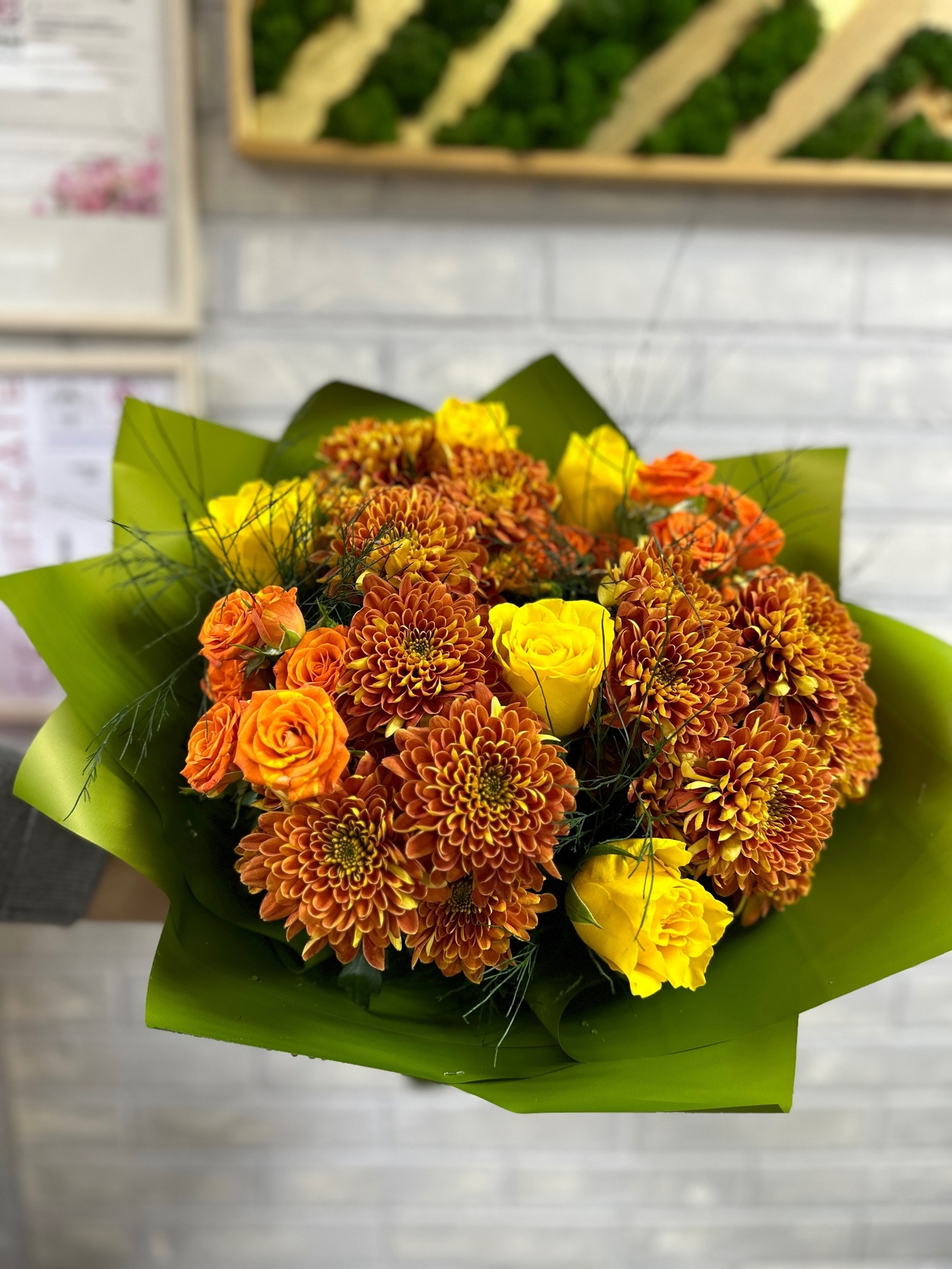 Букет из роз и георгинов 