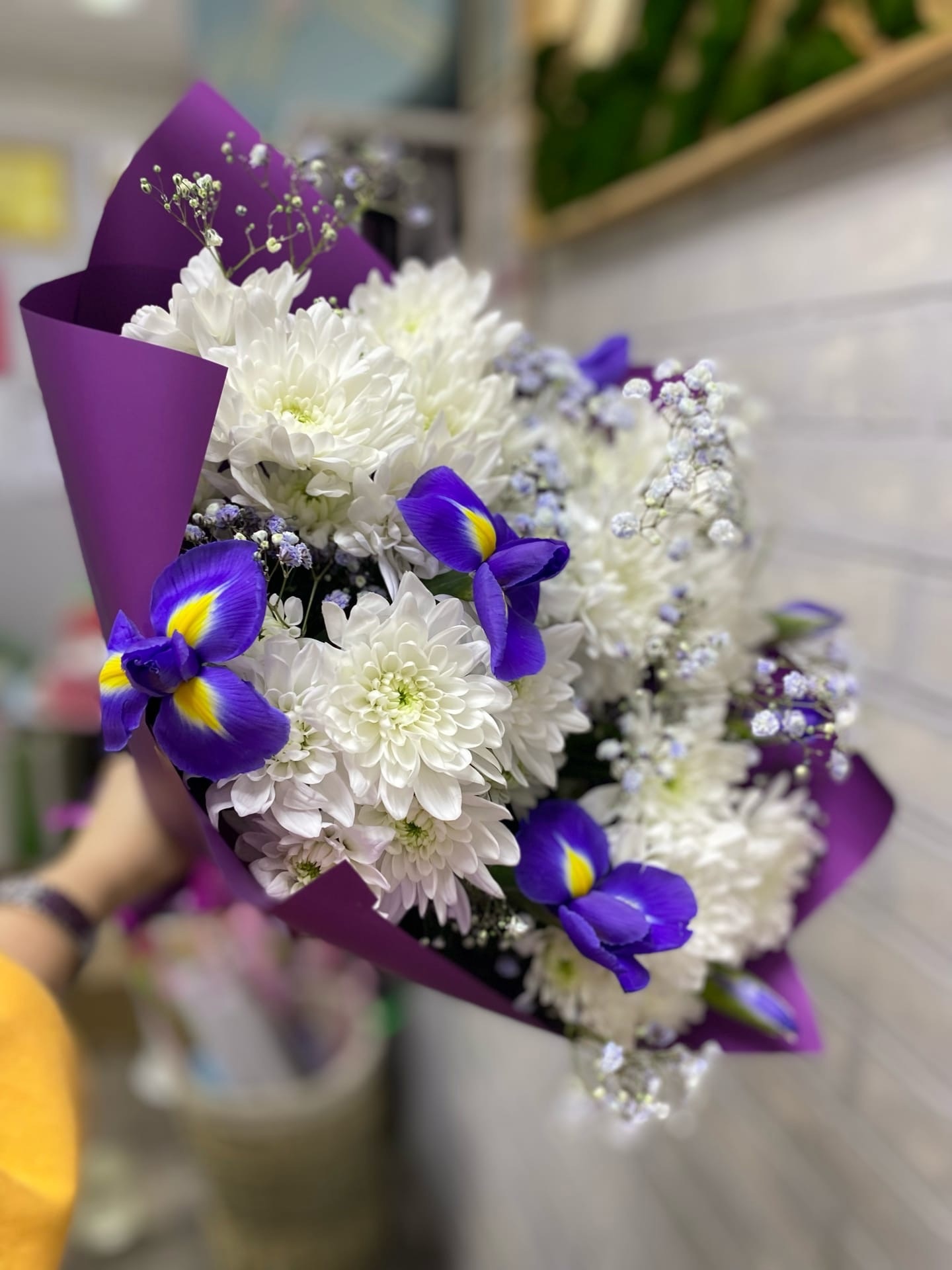 Букет из хризантем,ирисов и гипсофил