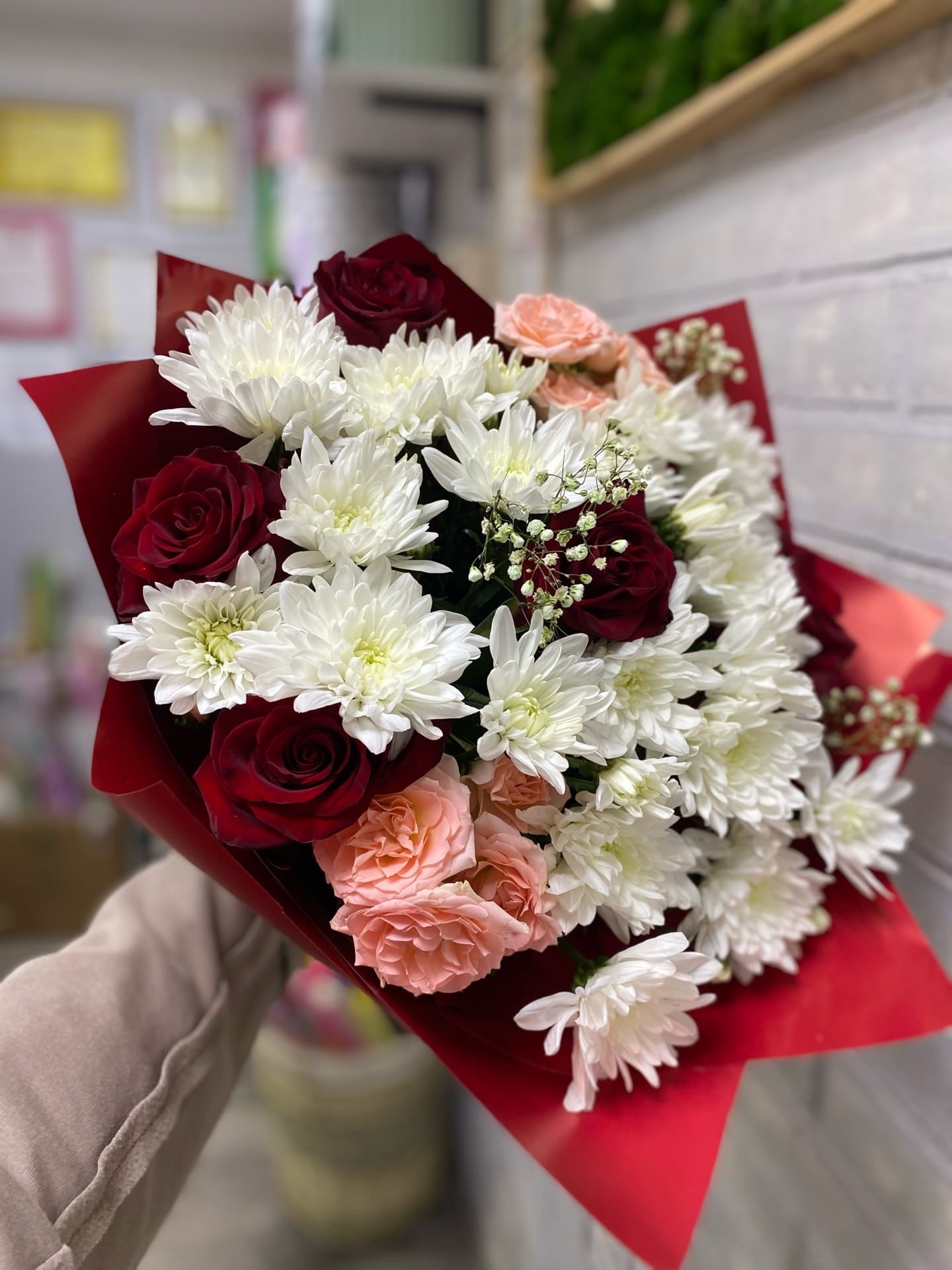 Букет из хризантем и роз