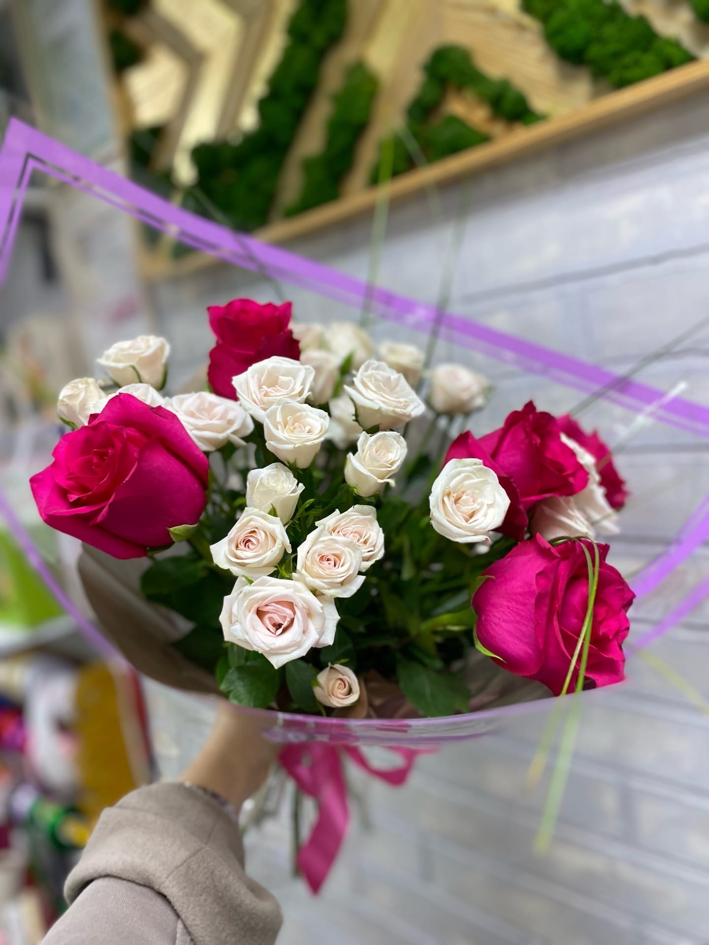 Букет из роз и кустовых роз