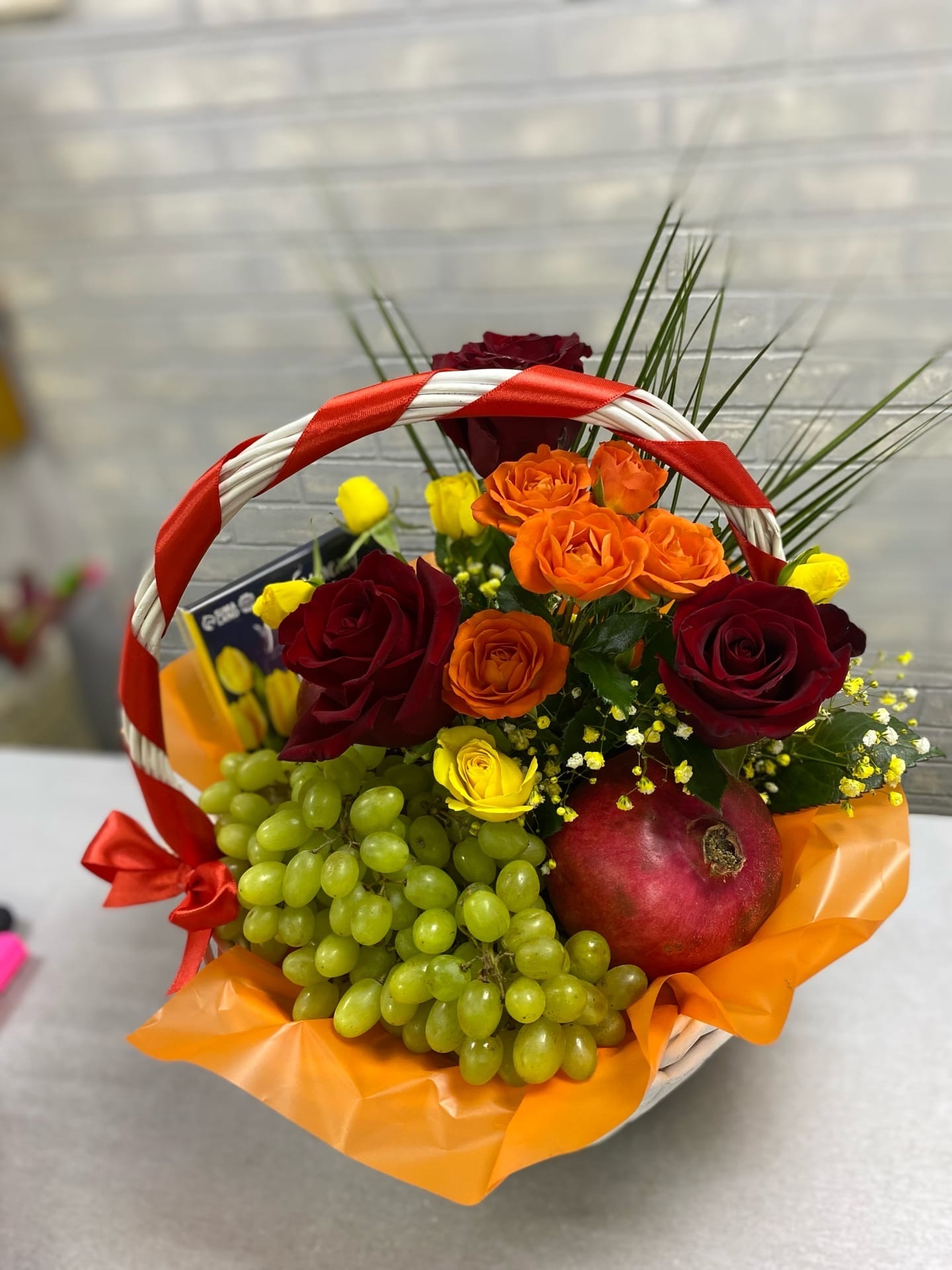 Корзинка из фруктов и роз 
