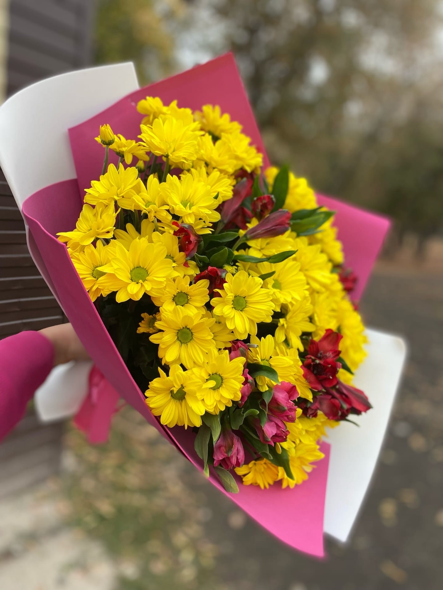 Букет из хризантем и альстрёмерия